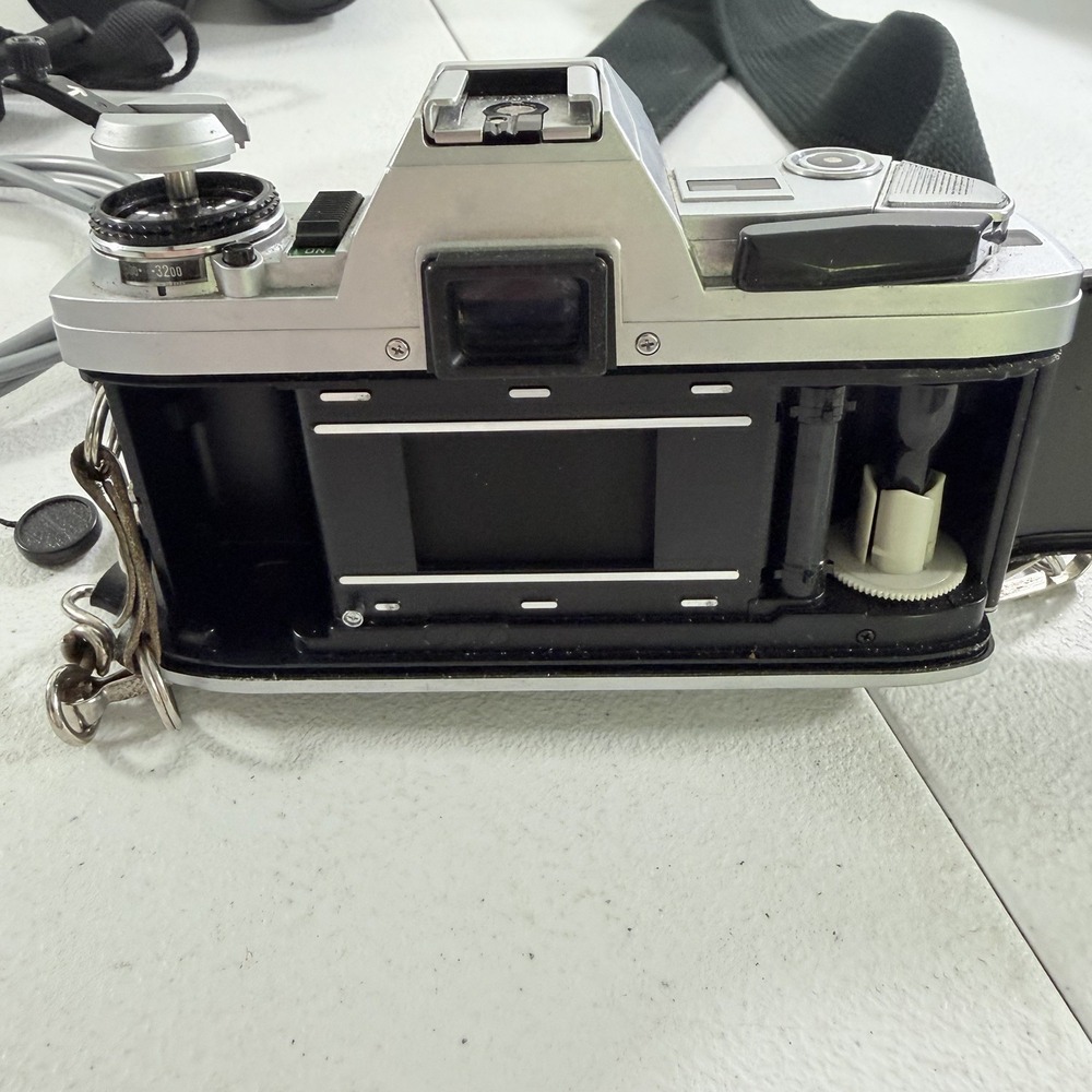 Minolta X-370 35mm SLR Film Camera W/ Lenses Flash Winder ALL UNTESTED AS IS - Picture 11 of 16